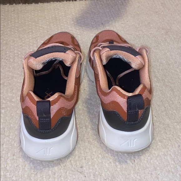 Nike AirMax 200s - Picture 3 of 5